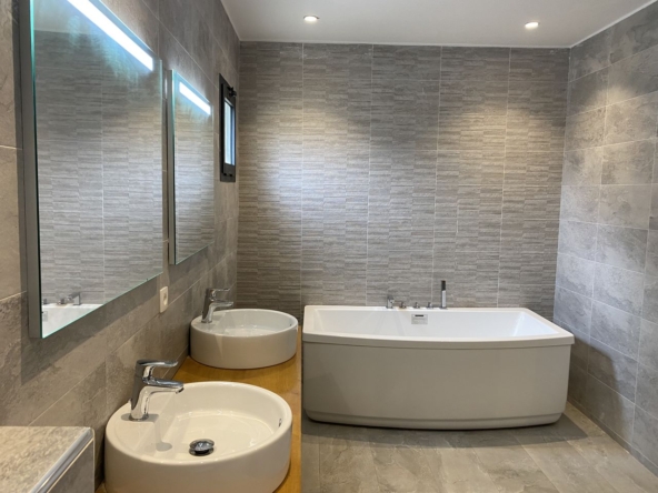 Appartement duplexe f5 de 225 m2 à louer à point E-IMG-7855