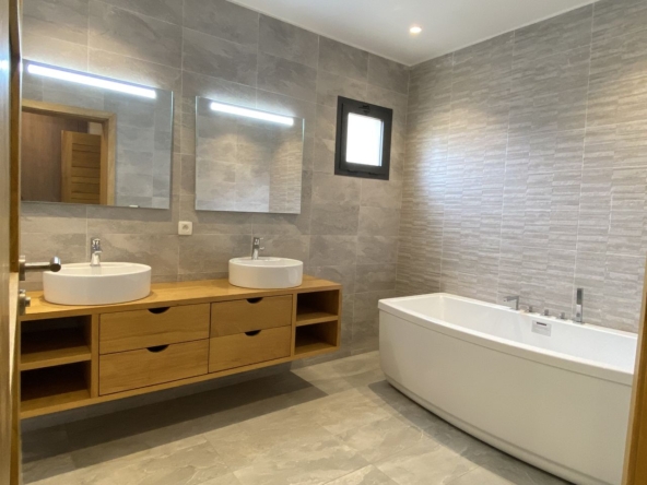 Appartement duplexe f5 de 225 m2 à louer à point E-IMG-7857