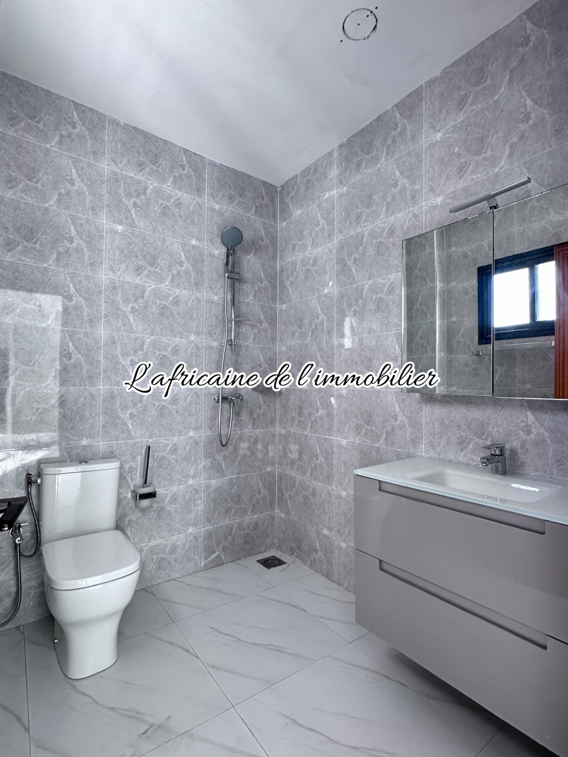 Sdb Chambre 1 - Appartement Ngor à louer – Confort & sécurité bord de mer