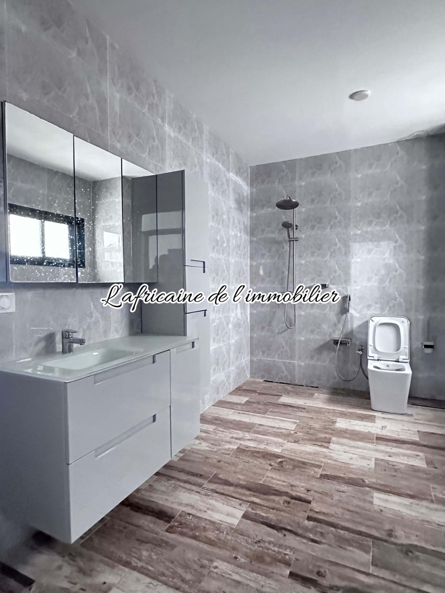 Sdb chambre parent - Appartement Ngor à louer – Confort & sécurité bord de mer