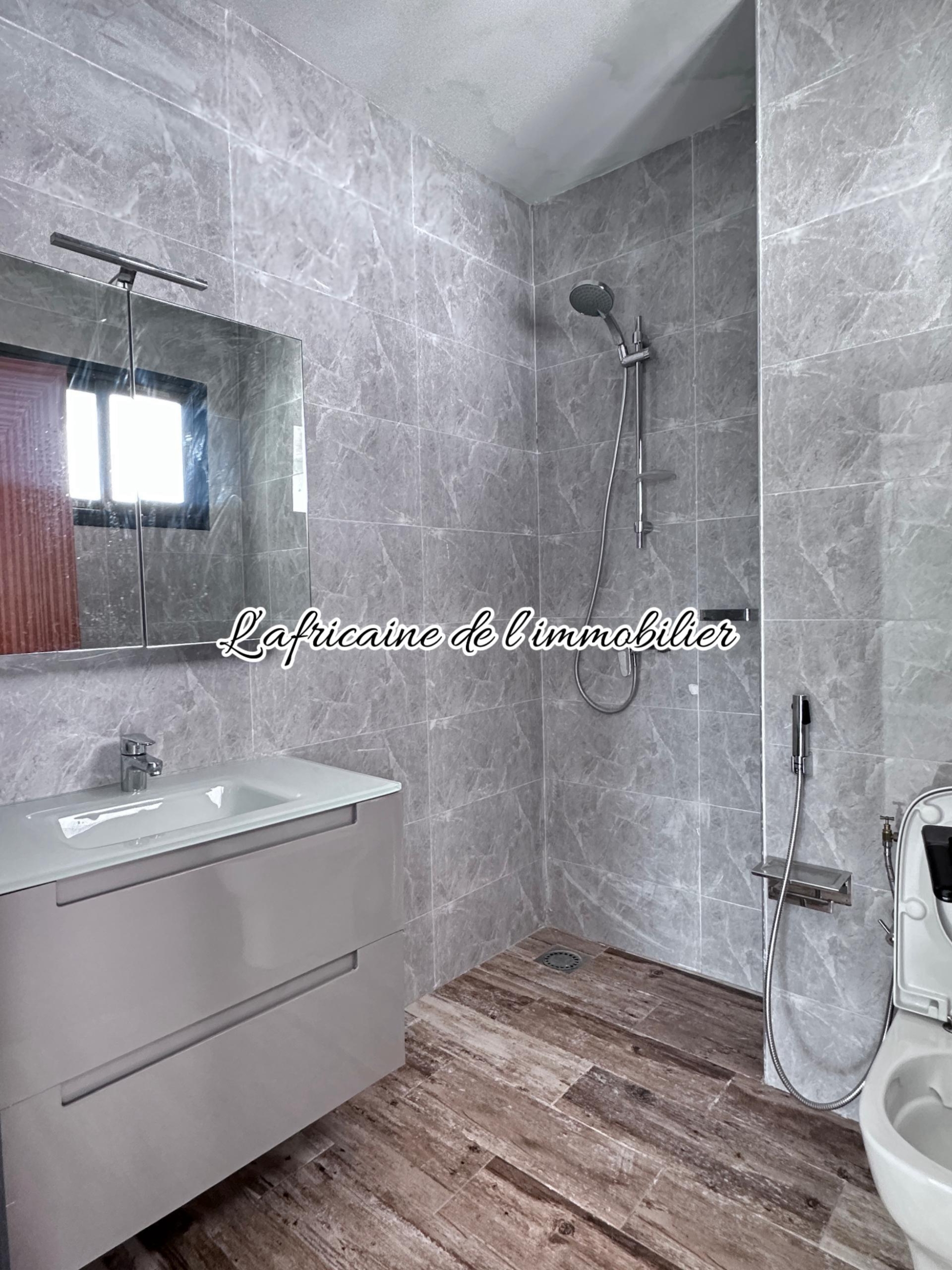 Sdb chambre 2 - Appartement Ngor à louer – Confort & sécurité bord de mer