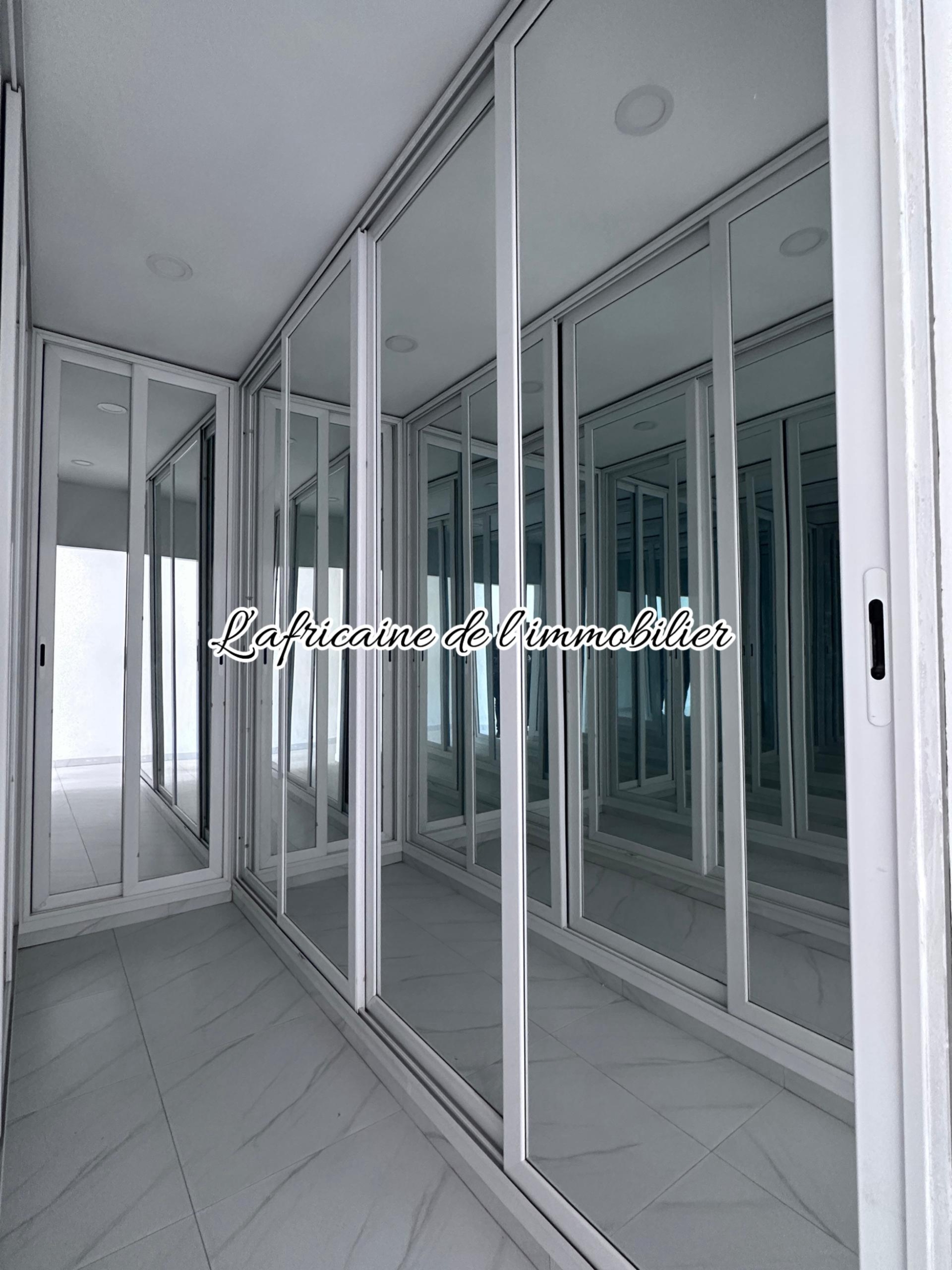 Dressing chambre parent - Appartement Ngor à louer – Confort & sécurité bord de mer