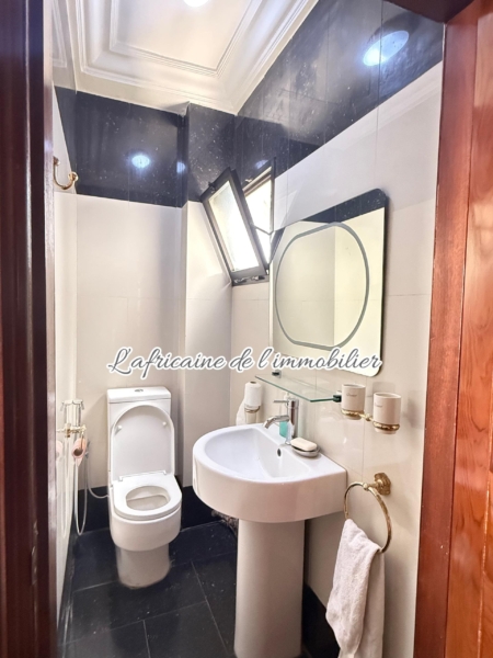 Wc visiteur - A louer : villa R+2 avec jardin et terrasse aux almadies