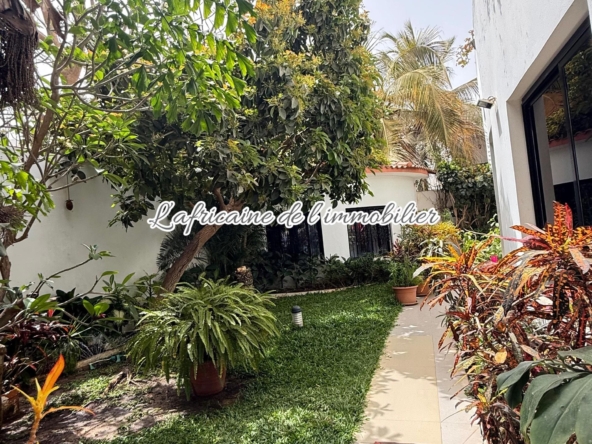 A louer : villa R+2 aux almadies, Dakar