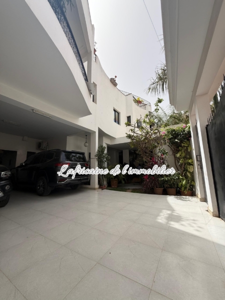 Garage - villa R+2 avec jardin et terrasse aux almadies