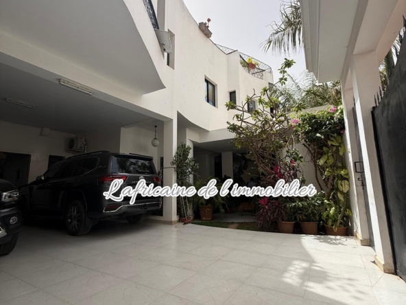 A louer : villa R+2 aux almadies, Dakar