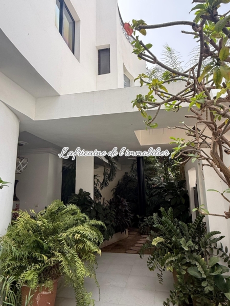 Cours - villa R+2 avec jardin et terrasse aux almadies