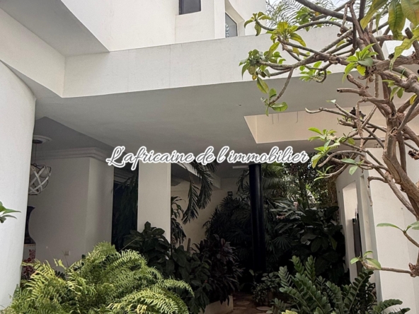 A louer : villa R+2 aux almadies, Dakar