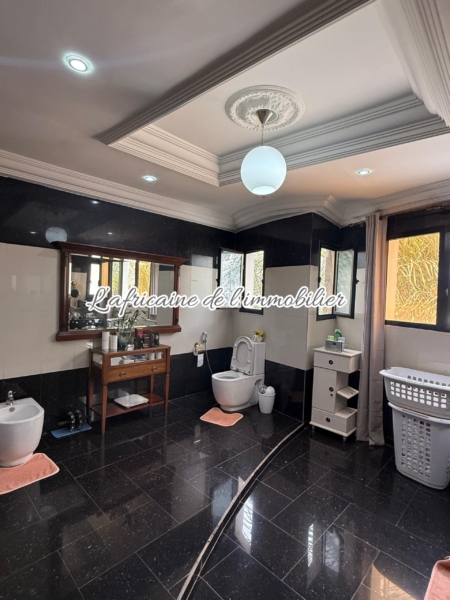 Salle de bain - villa R+2 avec jardin et terrasse aux almadies