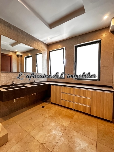 Appartement F4 haut standing de 255 m² à louer à Point E