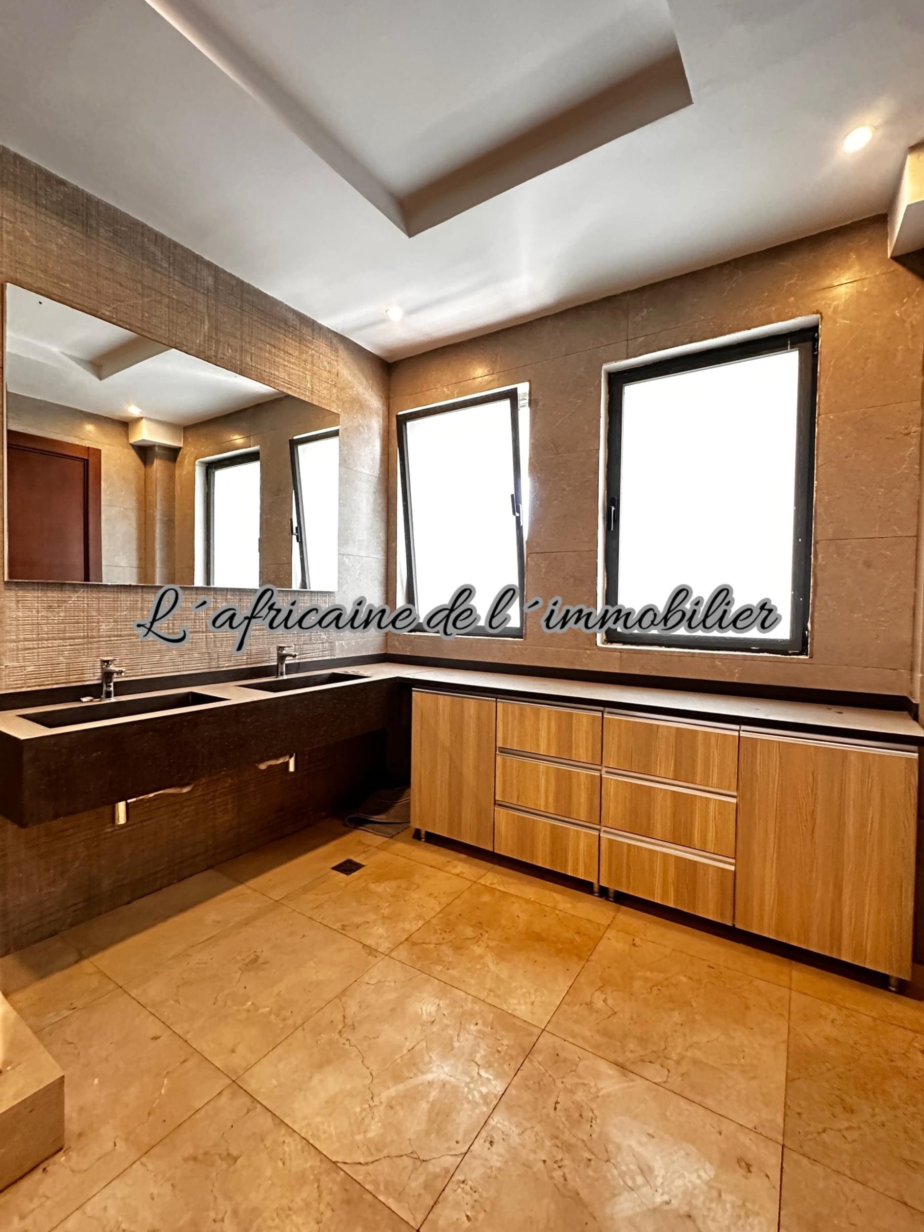 Appartement F4 haut standing de 255 m² à louer à Point E