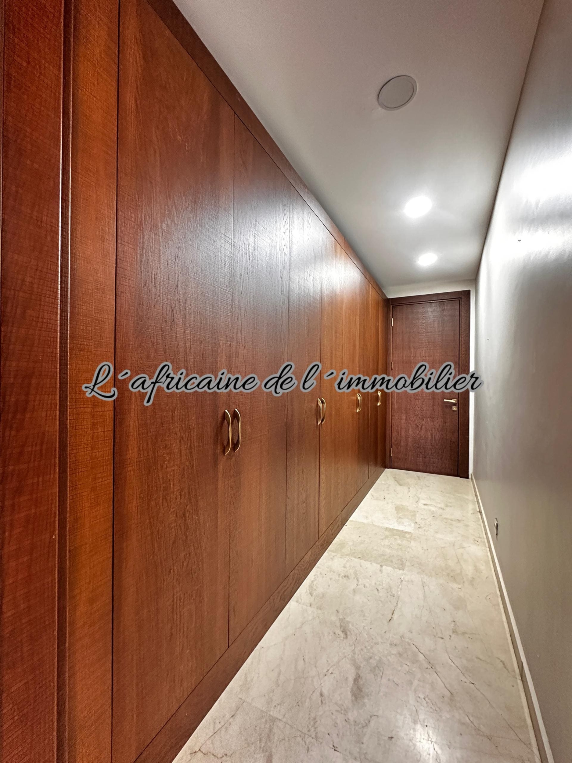 Appartement F4 haut standing de 255 m² à louer à Point E