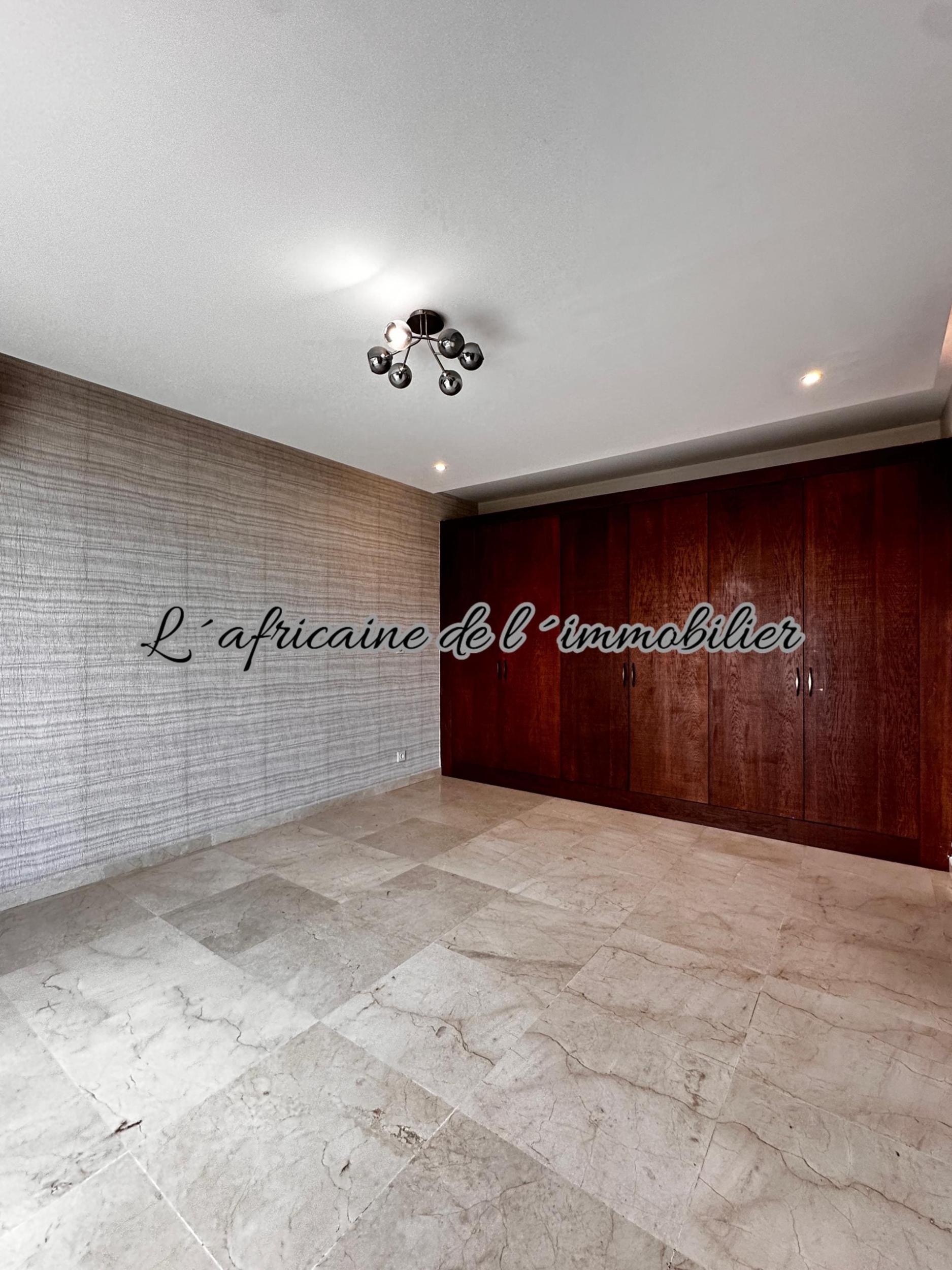 Appartement F4 haut standing de 255 m² à louer à Point E