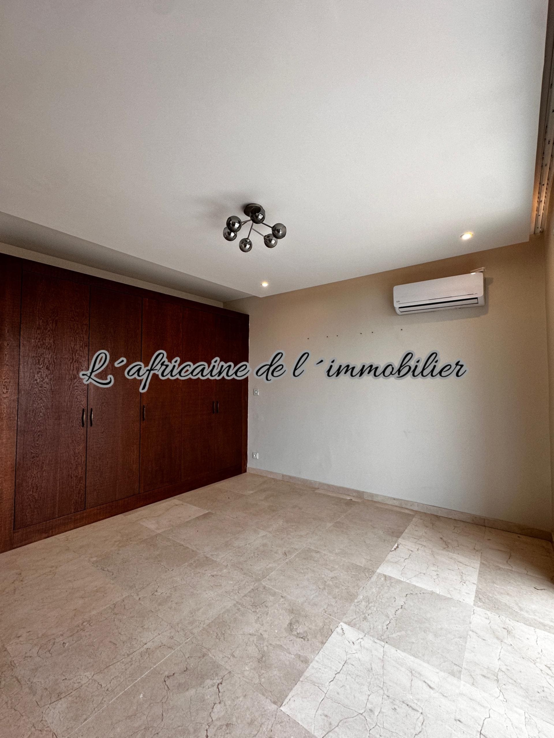 Appartement F4 haut standing de 255 m² à louer à Point E