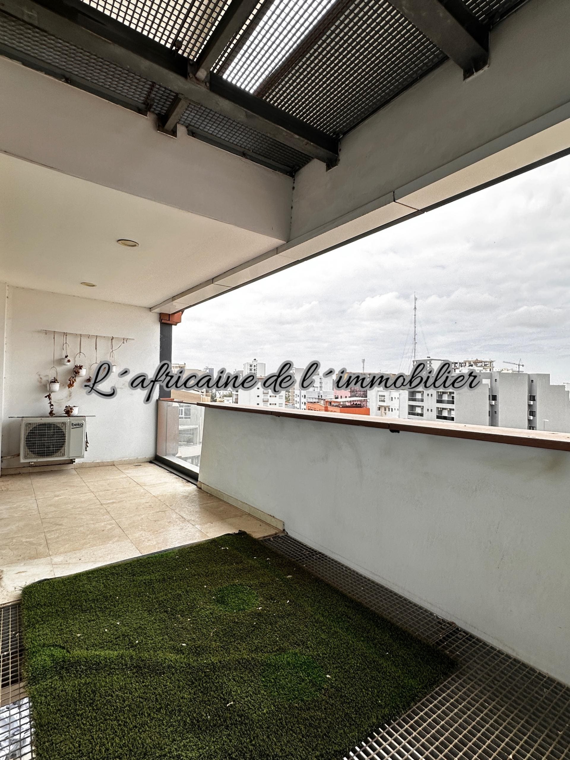 Appartement F4 haut standing de 255 m² à louer à Point E