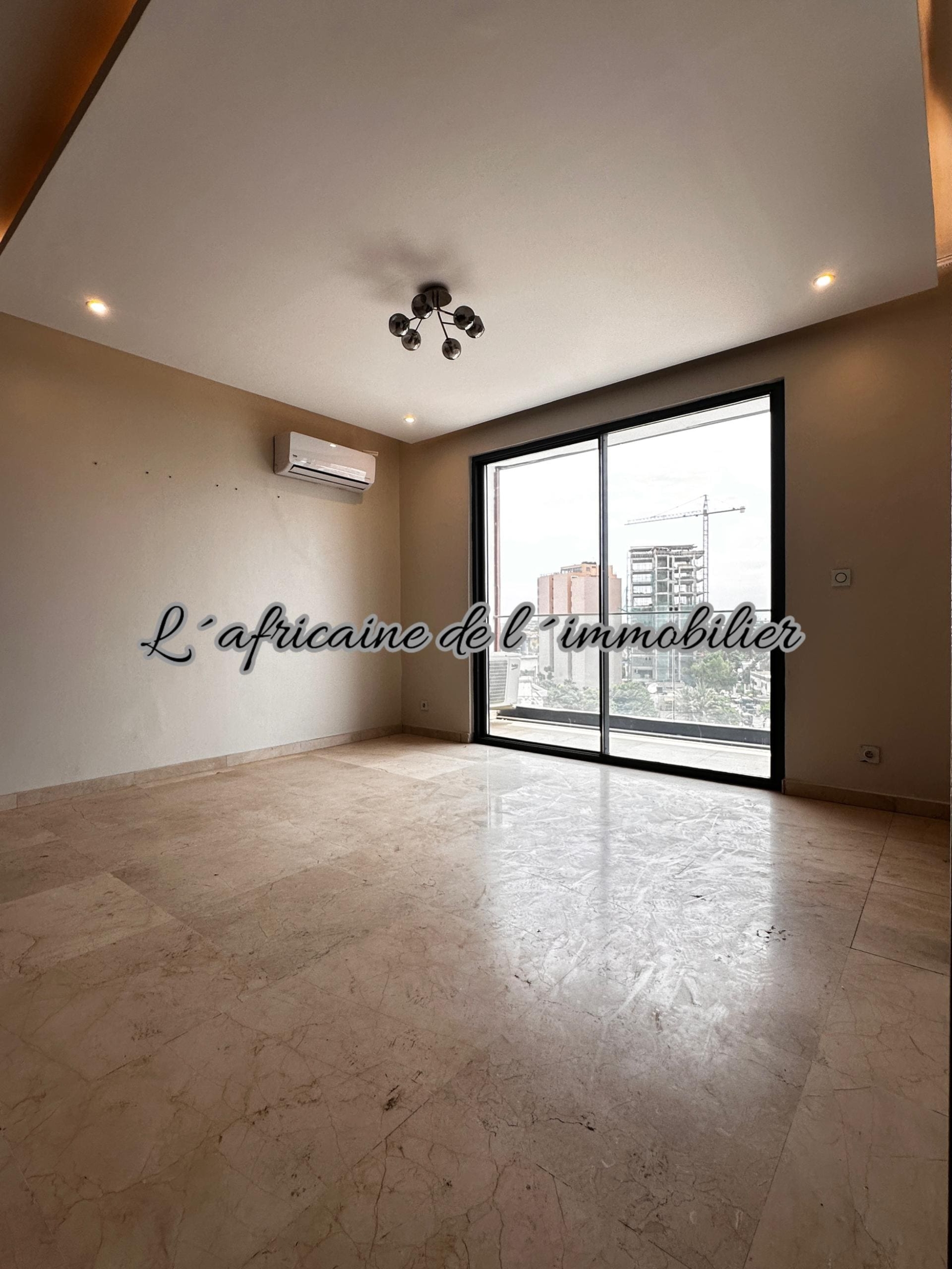 Appartement F4 haut standing de 255 m² à louer à Point E