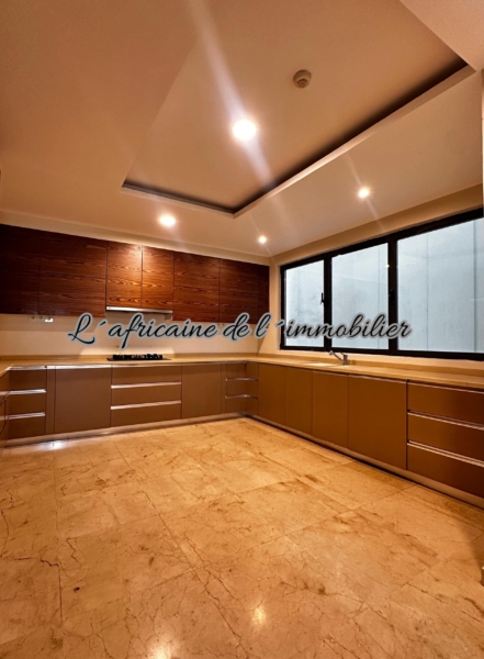 Appartement F4 haut standing de 255 m² à louer à Point E