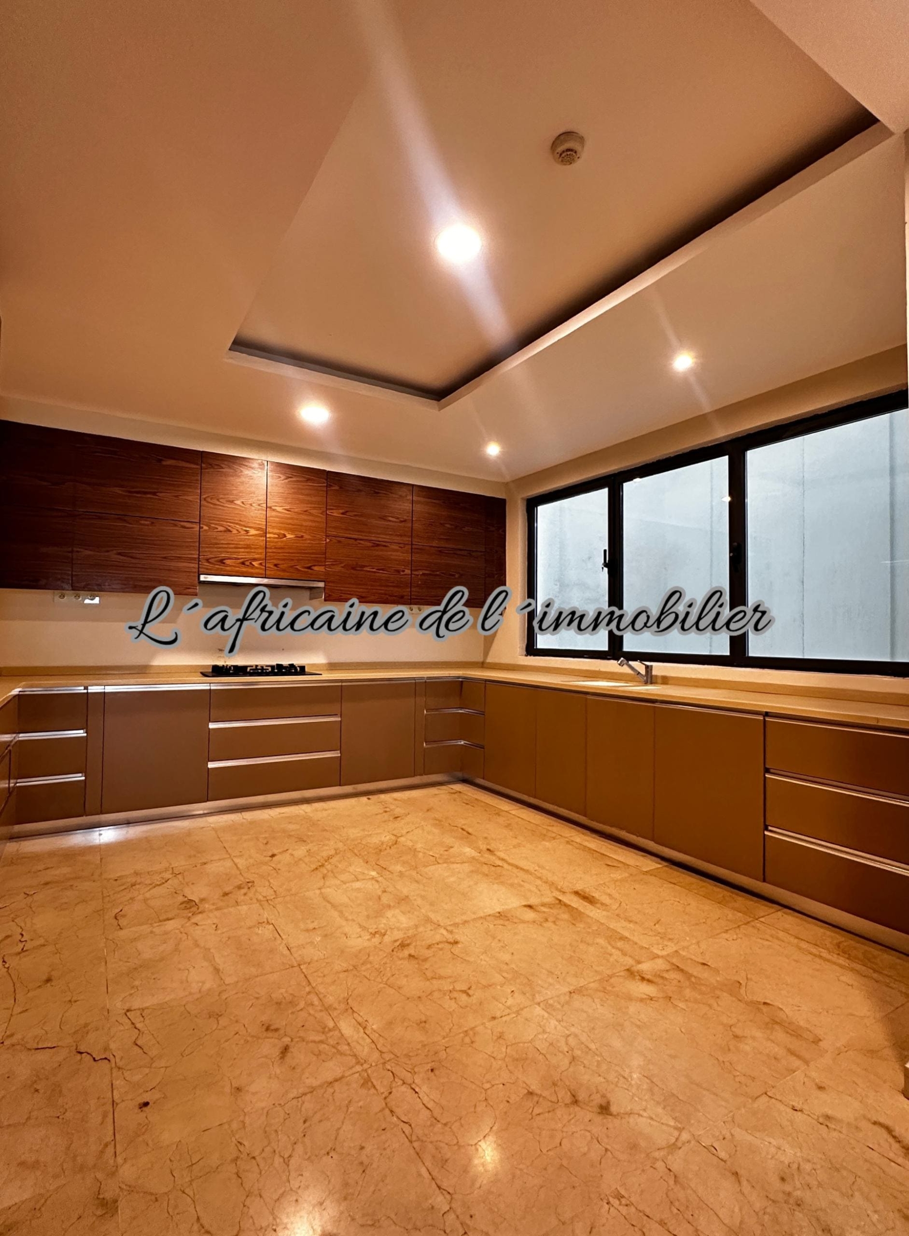 Appartement F4 haut standing de 255 m² à louer à Point E