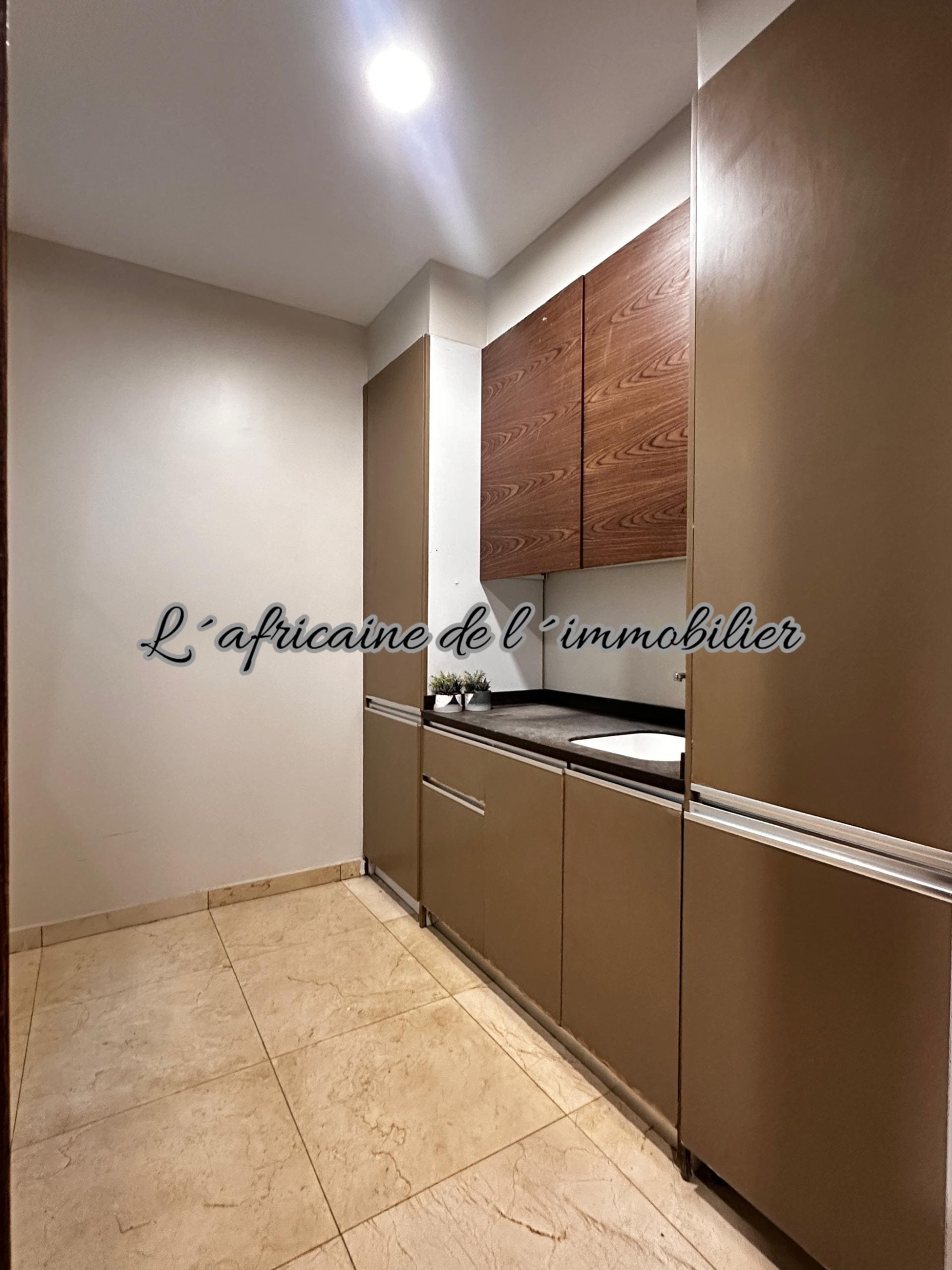 Appartement F4 haut standing de 255 m² à louer à Point E