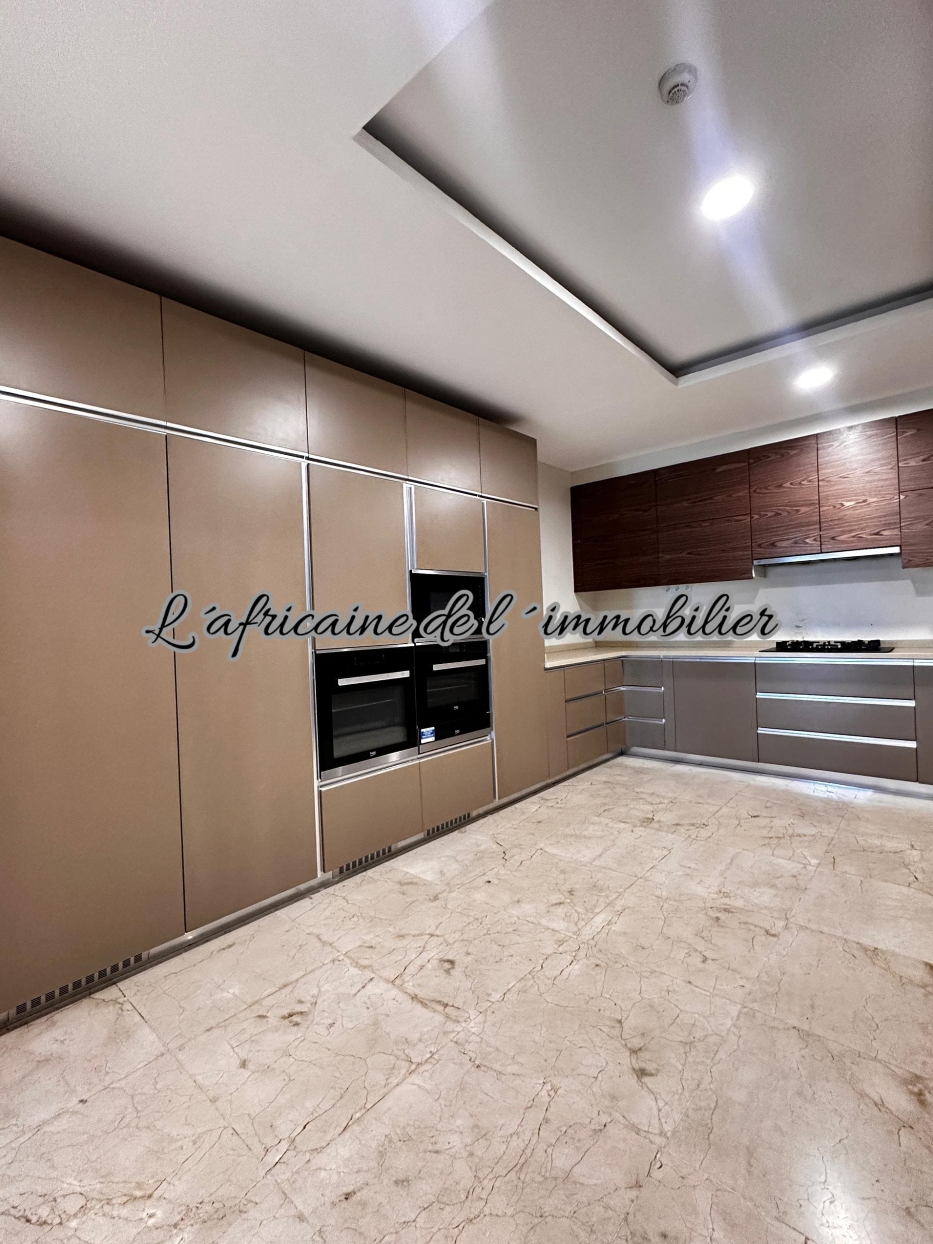 Appartement F4 haut standing de 255 m² à louer à Point E