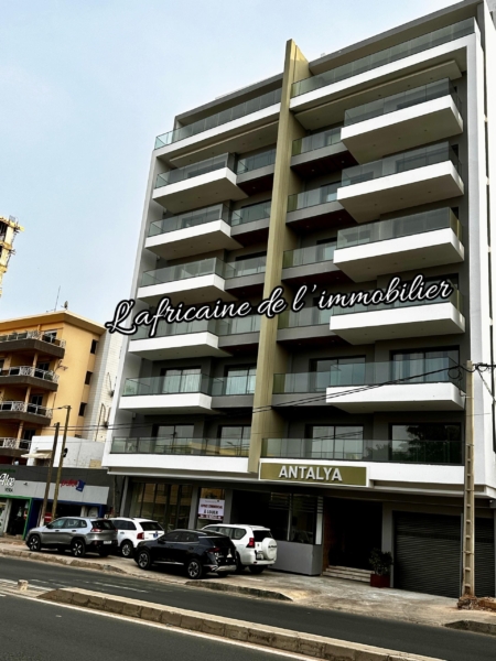 Spacieux appartement F4 à louer à Fann Mermoz. Emplacement idéal, sécurité 24h/24, cuisine équipée, 3 chambres avec salles de bains privatives.