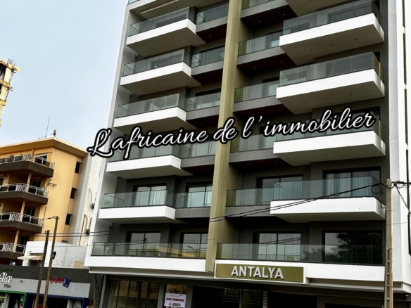 Spacieux appartement F4 à louer à Fann Mermoz. Emplacement idéal, sécurité 24h/24, cuisine équipée, 3 chambres avec salles de bains privatives.