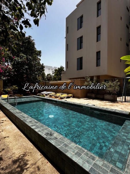 À louer aux Almadies : F3 lumineux avec terrasse vue mer, 2 chambres, piscine, sécurité 24h/7j. Idéal pour un cadre de vie paisible