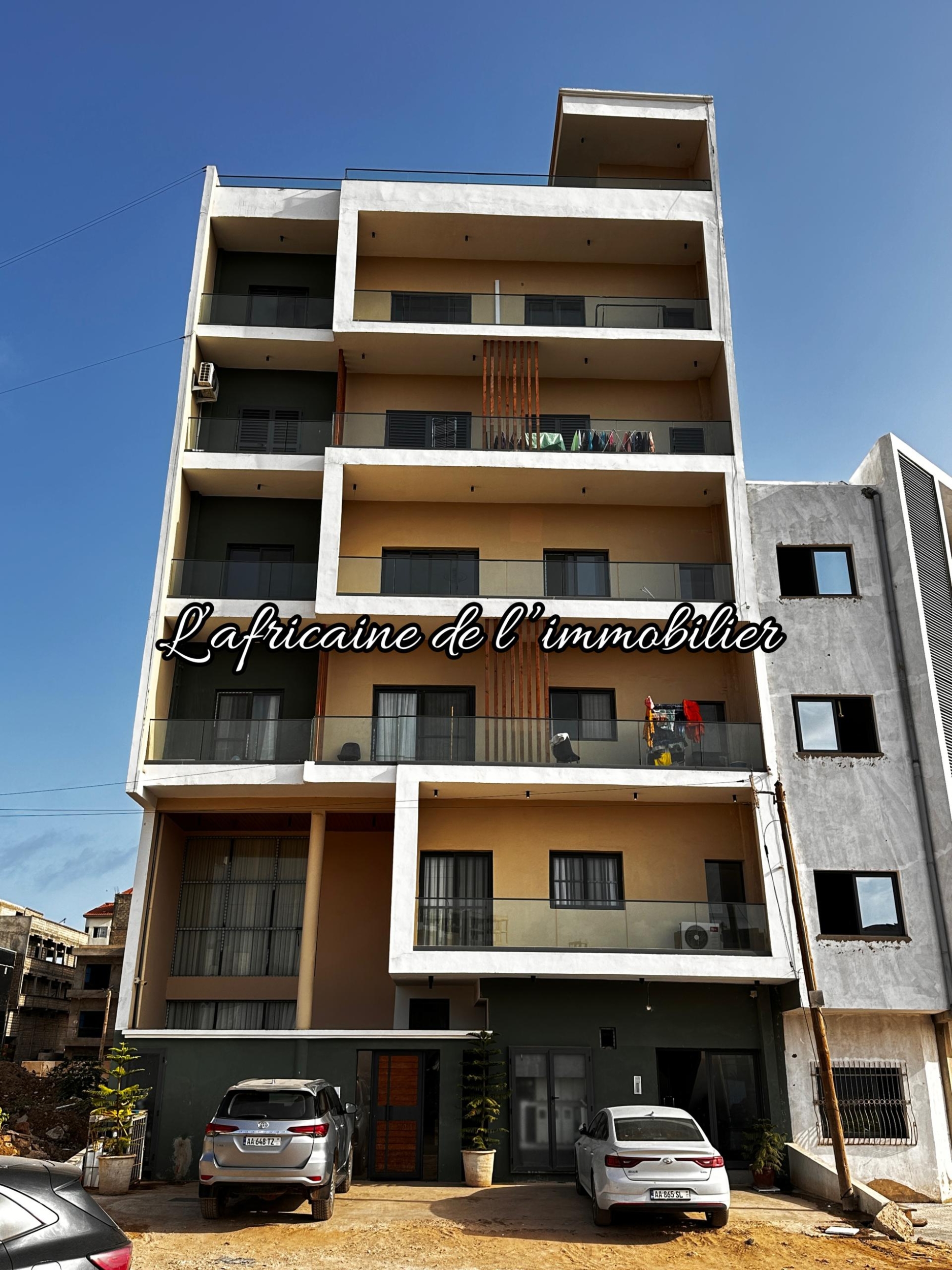 À louer à Ngor Recasement : F4 lumineux avec terrasse, cuisine équipée, sécurité 24h/7j, ascenseur et chambre parentale avec dressing.
