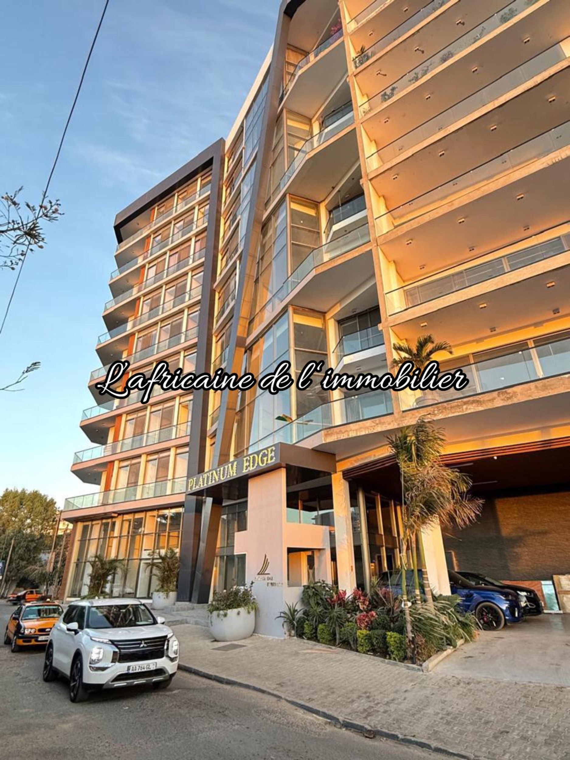 Louez un appartement haut standing aux Almadies : 3 chambres, cuisine équipée, piscine, rooftop, sécurité 24h/24 et vue dégagée sur la mer.