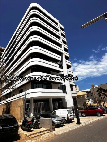 Appartement F4 aux Almadies avec vue mer, piscine, salle de sport et sécurité. Cadre haut standing proche commerces et Corniche.