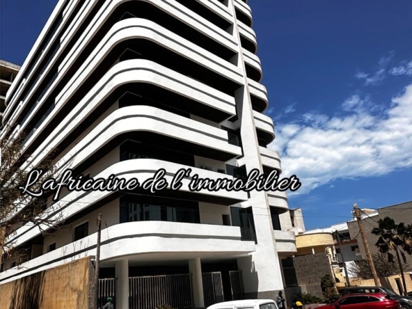 Appartement F4 aux Almadies avec vue mer, piscine, salle de sport et sécurité. Cadre haut standing proche commerces et Corniche.