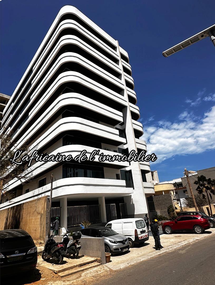 Appartement F4 aux Almadies avec vue mer, piscine, salle de sport et sécurité. Cadre haut standing proche commerces et Corniche.